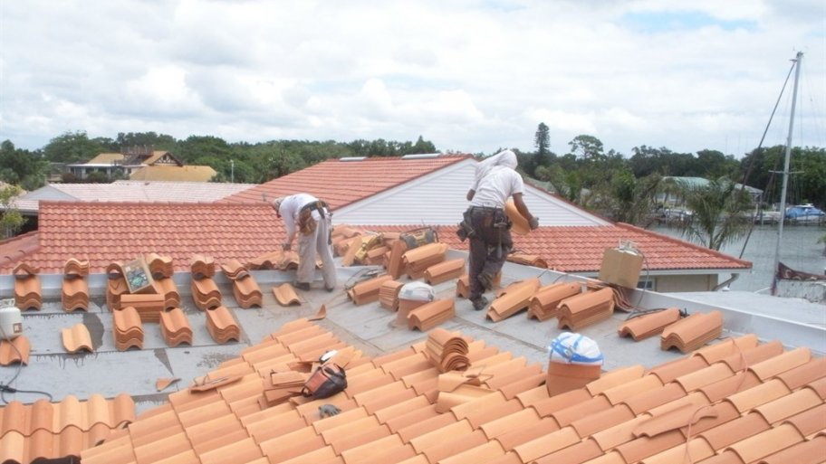 TWO THINGS TO LOOK FOR IN A ROOFING CONTRACTOR